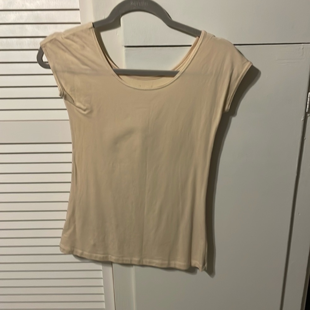 Under tease top. Cotton/spandex cap sleeve. Don’t see a size just says Hottie